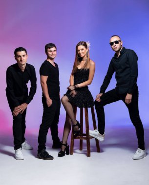 Dört kişilik bir grup, stüdyoda müzisyenler. Sahne kıyafetleri içinde büyüleyici bir vokalist. Renkli bir geçmiş. Siyah elbiseli göz kamaştırıcı esmer, canlı duygu aktrisi..