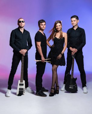 Dört kişilik bir grup, stüdyoda müzisyenler. Sahne kıyafetleri içinde büyüleyici bir vokalist. Renkli bir geçmiş. Siyah elbiseli göz kamaştırıcı esmer, canlı duygu aktrisi..