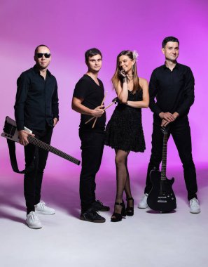 Dört kişilik bir grup, stüdyoda müzisyenler. Sahne kıyafetleri içinde büyüleyici bir vokalist. Renkli bir geçmiş. Siyah elbiseli göz kamaştırıcı esmer, canlı duygu aktrisi..