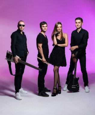 Dört kişilik bir grup, stüdyoda müzisyenler. Sahne kıyafetleri içinde büyüleyici bir vokalist. Renkli bir geçmiş. Siyah elbiseli göz kamaştırıcı esmer, canlı duygu aktrisi..