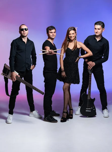 Dört kişilik bir grup, stüdyoda müzisyenler. Sahne kıyafetleri içinde büyüleyici bir vokalist. Renkli bir geçmiş. Siyah elbiseli göz kamaştırıcı esmer, canlı duygu aktrisi..