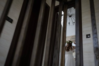 Odada ayyaş, çekici bir gelin var. Gelinlik giymiş şık bir kız ve gelin buketi..