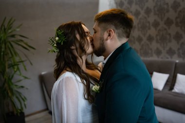 Kıvrımlı insanlar, yürüyüş yapan bir çift. Zarif bir gelin, yeşil takım elbiseli bir damat. Güzel park