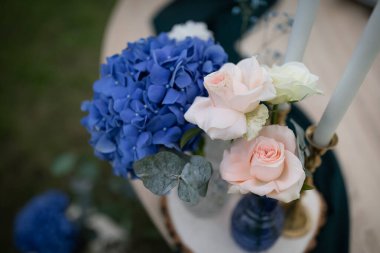 Düğün detayları, çiçekli masa dekorasyonları. Güzel park