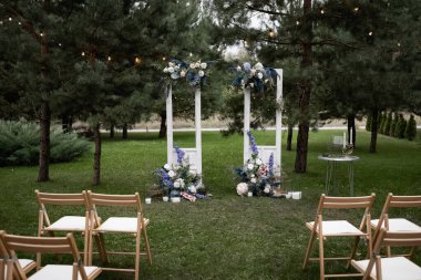 Düğün kemeri ve şenlikli dekorasyonlar. 