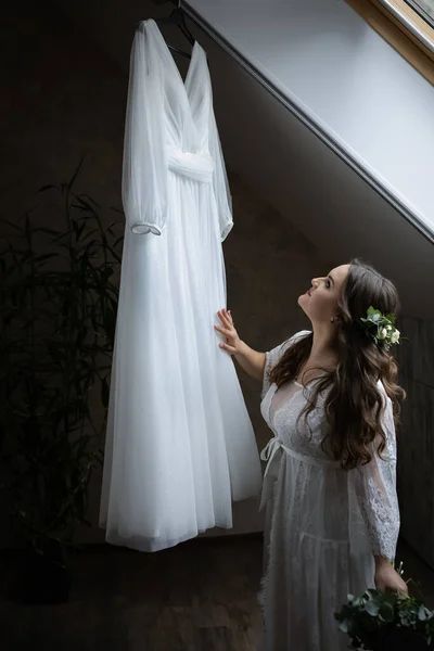 Üppig Entzückende Braut Einem Weißen Gewand Einem Zimmer Stilvolles Hochzeitskleid — Stockfoto