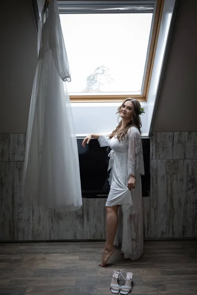 Sposa Adorabile Lussureggiante Una Veste Bianca Una Stanza Elegante Abito — Foto Stock