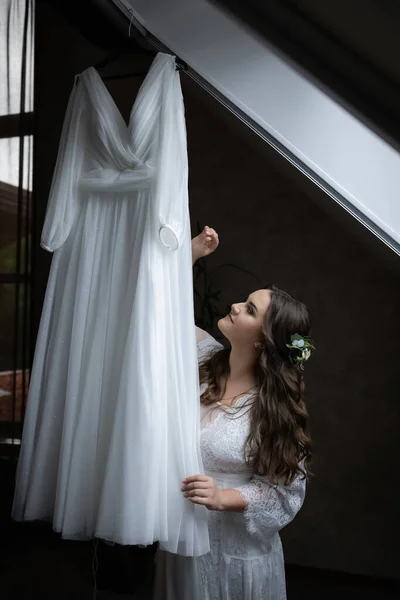 Üppig Entzückende Braut Einem Weißen Gewand Einem Zimmer Stilvolles Hochzeitskleid — Stockfoto