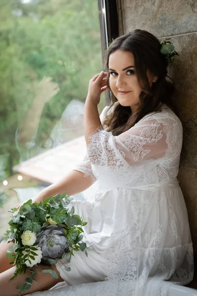 Eine Üppige Charmante Braut Zimmer Stilvolles Mädchen Brautkleid Mit Brautstrauß — Stockfoto
