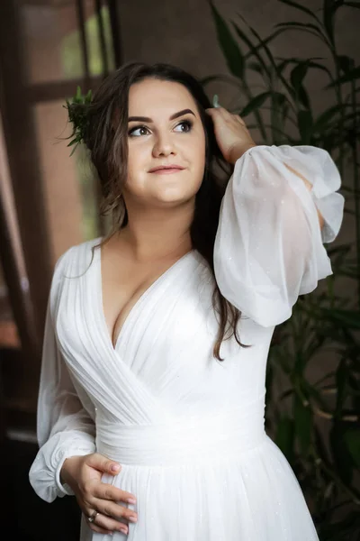 Eine Üppige Charmante Braut Zimmer Stilvolles Mädchen Brautkleid Mit Brautstrauß — Stockfoto