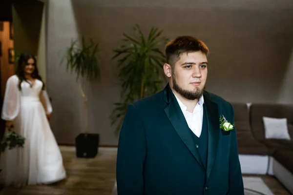 Пышные Люди Свадебная Пара Прогулке Стильная Очаровательная Невеста Жених Зеленом — стоковое фото