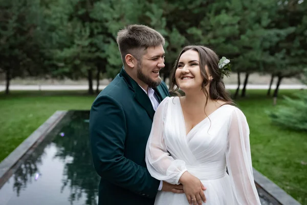 Kurvige Menschen Hochzeitspaar Beim Spaziergang Stilvolle Charmante Braut Bräutigam Grünen — Stockfoto