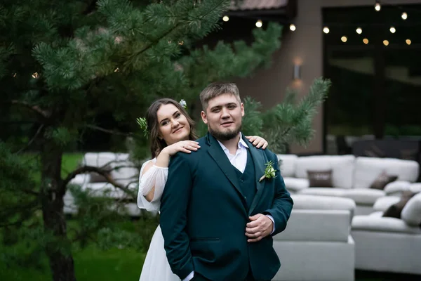 Kurvige Menschen Hochzeitspaar Beim Spaziergang Stilvolle Charmante Braut Bräutigam Grünen — Stockfoto