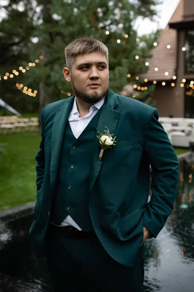 Elegante Hombre Traje Verde Frente Una Piscina Una Casa Parque — Foto de Stock