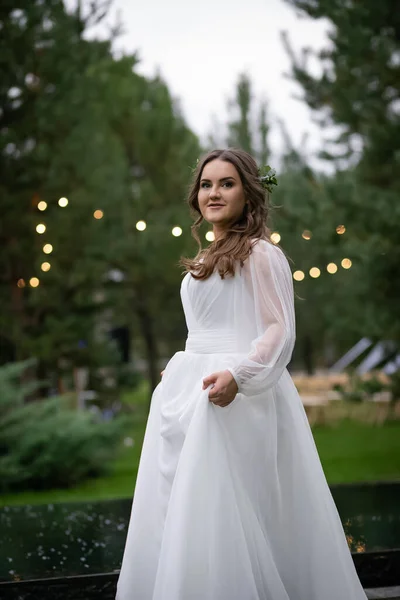 Üppiges Mädchen Einem Weißen Hochzeitskleid Stilvolle Charmante Und Fröhliche Braut — Stockfoto