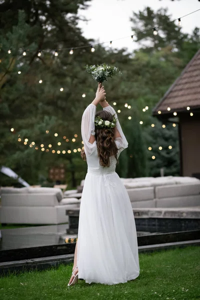 Ragazza Lussureggiante Abito Sposa Bianco Elegante Sposa Affascinante Allegra Parco — Foto Stock