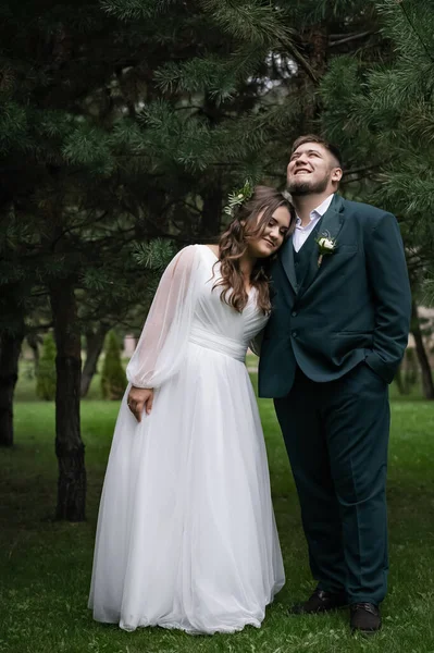 Pessoas Curvilíneas Casal Casamentos Passear Noiva Encantadora Elegante Noivo Terno — Fotografia de Stock