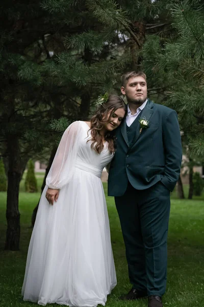 Csavart Emberek Esküvői Pár Sétálni Stílusos Bájos Menyasszony Zöld Ruhás — Stock Fotó