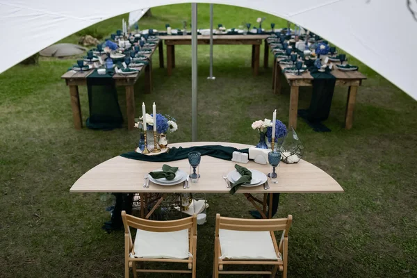 Hochzeitsdekoration Langer Holztisch Gläser Und Teller Vorhanden Schöner Park — Stockfoto