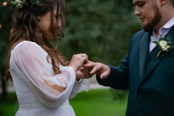 Kurviga Människor Bröllopspar Promenad Snygg Charmig Brud Brudgum Grön Kostym — Stockfoto