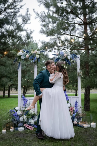 Pessoas Curvilíneas Casal Casamentos Passear Noiva Encantadora Elegante Noivo Terno — Fotografia de Stock