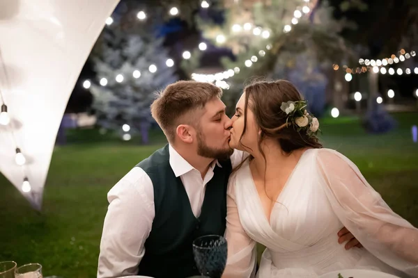 Pessoas Curvilíneas Casal Casamentos Passear Noiva Encantadora Elegante Noivo Terno — Fotografia de Stock