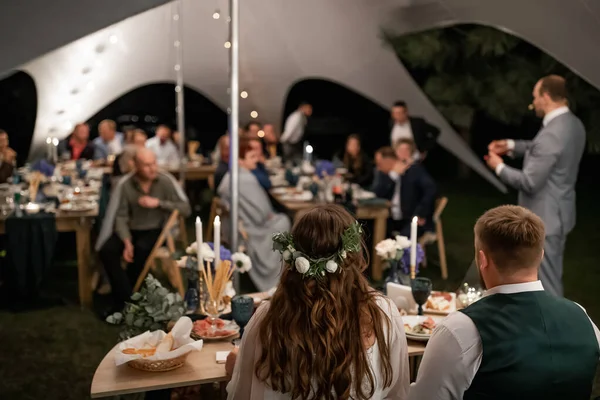 Hochzeitsfest Großes Zelt Mit Gästen Dicke Leute Hochzeitspaar Stilvolle Charmante — Stockfoto