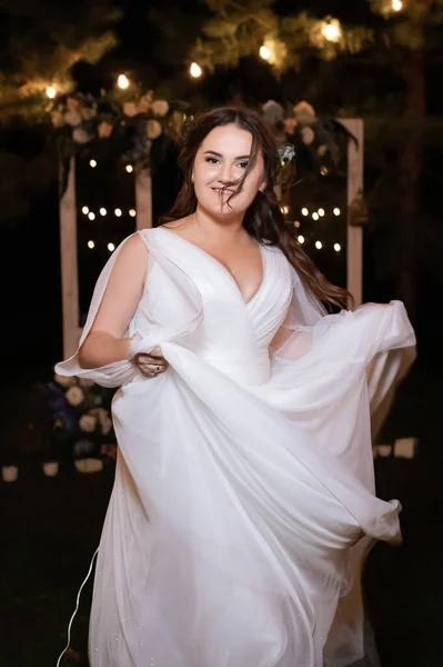 Üppiges Mädchen Einem Weißen Hochzeitskleid Stilvolle Charmante Und Fröhliche Braut — Stockfoto