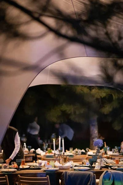 Hochzeitsfest Großes Zelt Mit Gästen Die Kellner Räumen Das Geschirr — Stockfoto