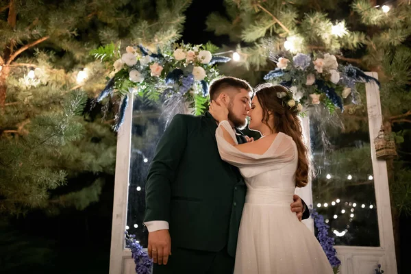 Pessoas Curvilíneas Casal Casamentos Passear Noiva Encantadora Elegante Noivo Terno — Fotografia de Stock