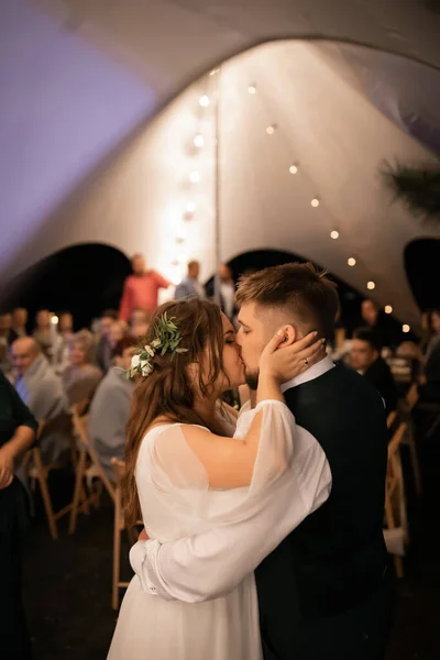 Pessoas Curvilíneas Casal Casamentos Passear Noiva Encantadora Elegante Noivo Terno — Fotografia de Stock