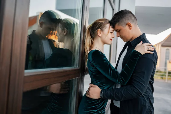 Mladý Veselý Pár Zamilovaný Veselý Krásném Parku Ležícím Zelené Trávě — Stock fotografie