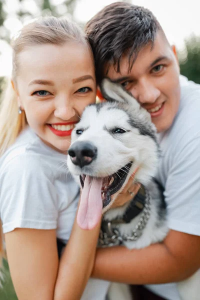 Divertido Perro Juguetón Joven Pareja Amorosa Alegre Hermoso Parque Vista — Foto de Stock