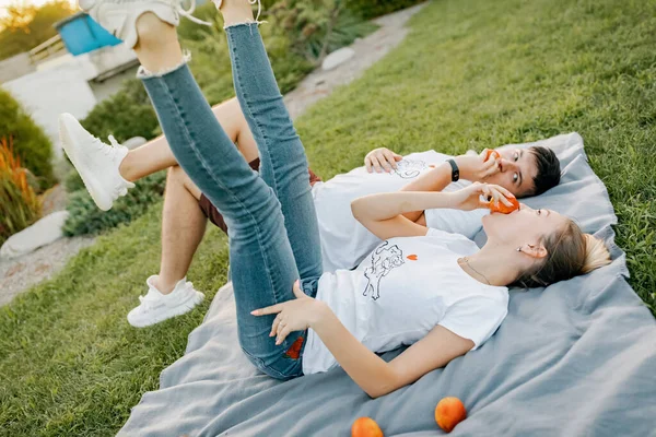 Jovem Casal Alegre Amor Alegre Belo Parque Deitado Uma Cama — Fotografia de Stock