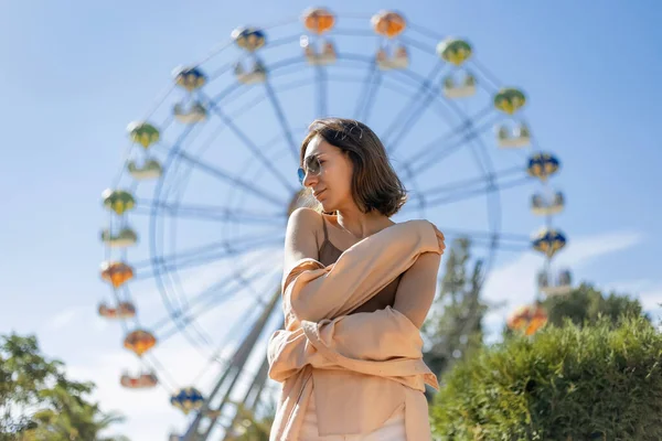 Vrolijk Lachend Meisje Met Een Zonnebril Voor Het Reuzenrad Het — Stockfoto