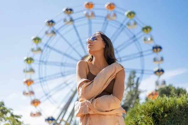 Vrolijk Lachend Meisje Met Een Zonnebril Voor Het Reuzenrad Het — Stockfoto