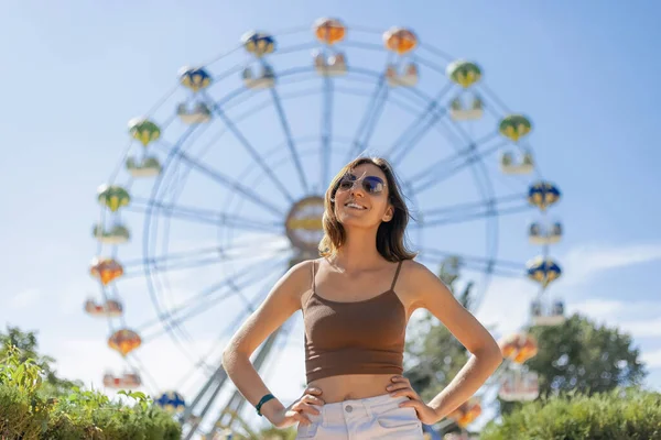 Menina Sorridente Alegre Óculos Sol Frente Roda Gigante Dia Verão — Fotografia de Stock