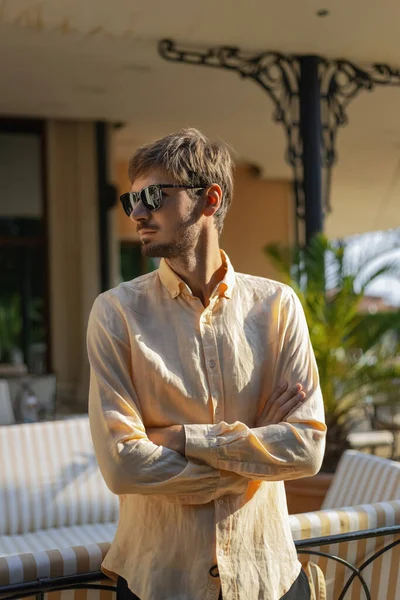 Hombre Aspecto Europeo Con Una Camisa Naranja Gafas Sol País —  Fotos de Stock