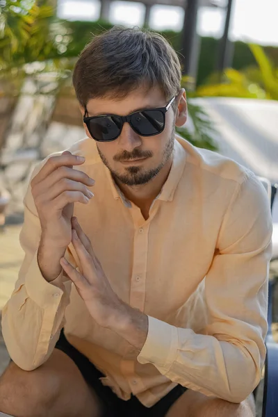 Hombre Aspecto Europeo Con Una Camisa Naranja Gafas Sol País —  Fotos de Stock