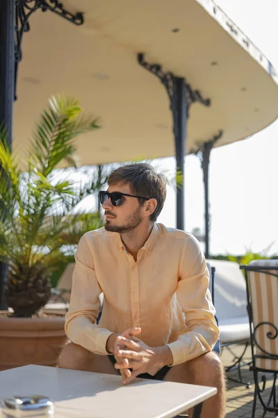 Hombre Aspecto Europeo Con Una Camisa Naranja Gafas Sol País — Foto de Stock