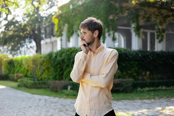 Hombre Aspecto Europeo Con Una Camisa Naranja Gafas Sol País —  Fotos de Stock