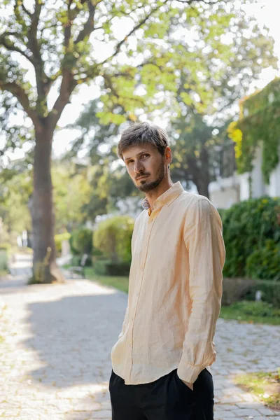 Hombre Aspecto Europeo Con Una Camisa Naranja Gafas Sol País —  Fotos de Stock
