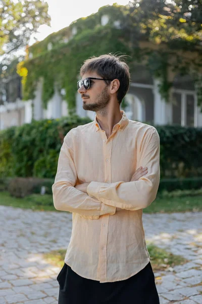 Hombre Aspecto Europeo Con Una Camisa Naranja Gafas Sol País —  Fotos de Stock