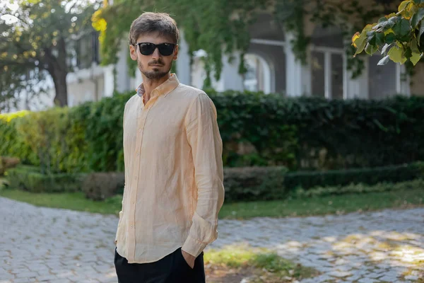 Hombre Aspecto Europeo Con Una Camisa Naranja Gafas Sol País —  Fotos de Stock