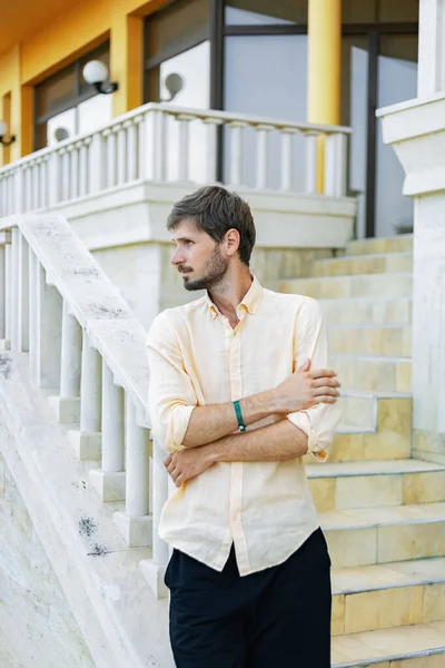 Hombre Aspecto Europeo Con Una Camisa Naranja Gafas Sol País —  Fotos de Stock