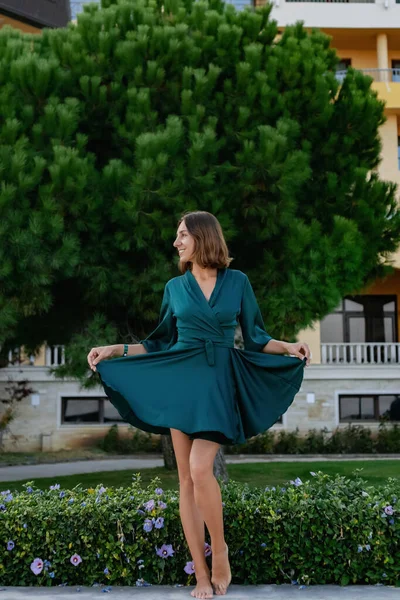 Una Chica Sonriente Sofisticada Con Vestido Luz Turquesa Camina Parque — Foto de Stock