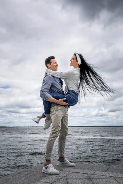 Vakantie Vakantie Liefde Vriendschap Concept Glimlachend Paar Hebben Plezier Lucht — Stockfoto