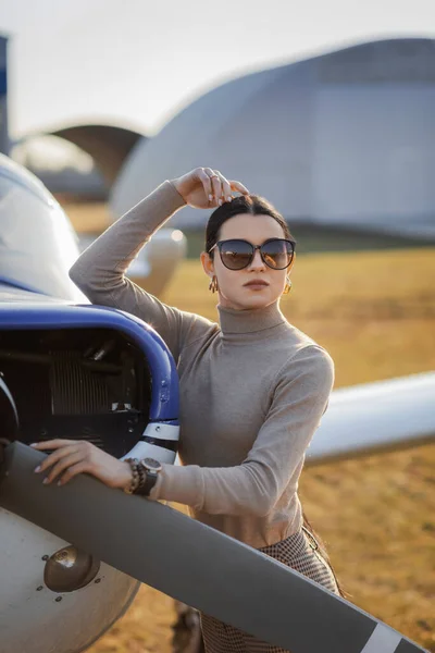 Pôr Sol Aeroporto Jeep Azul Avião Belo Casal Elegante Pessoas — Fotografia de Stock