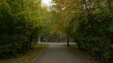 Bir konut binasının avlusundaki açık hava spor sahasında. Sonbahar manzarası. Doli kamera görüntüsü