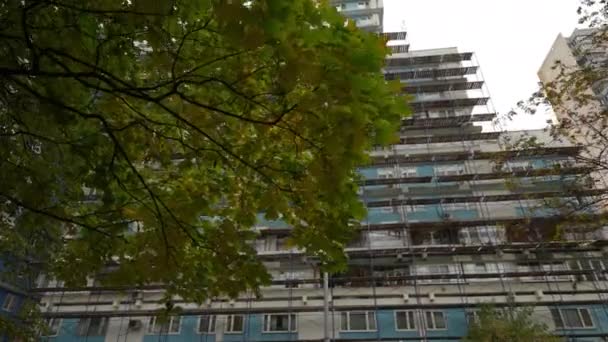 Andamios al lado de un edificio residencial de gran altura. El andamio se utiliza como plataforma de trabajo para los trabajadores. Cámara Dolly — Vídeos de Stock